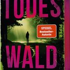 "Todeswald – Wo niemand dich vermisst." Im Hintergrund eine Silhouette in einem nebligen Waldweg.