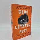 Auf orangefarbenem Hintergrund steht: "Dein letztes Fest. Du bist eingeladen, aber diese Feier hat ihren Preis...". Darunter ein Haus im Wald.