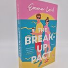 „Emma Lord: The Break-Up Pact“. Illustration von einem Mann und einer Frau am Strand vor einem Sonnenuntergang.