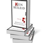 „Kein Beileid“ in schwarzer Schrift, blutige Spritzer, darunter „Rebecca Philipson“, Bücherstapel, Genre „Thriller“.