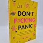 "Don't F*cking Panic" steht in großen Buchstaben auf einem gelben Cover. Text: Tipps zu Angststörungen und Depressionen. Bunte Zeichnungen umrahmen den Text.
