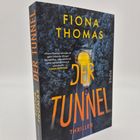"Der Tunnel" von Fiona Thomas, Thriller. Ein Auto fährt auf einer Waldstraße in Richtung eines hell erleuchteten Tunnels.