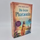 „Die letzte Pharaonin“ von Eva-Maria Bast. Kleopatra in gelbem Gewand vor antikem Gebäude mit Palmen. PIPER Verlag.