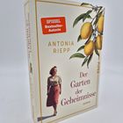 Texte: "SPIEGEL Bestseller-Autorin", "ANTONIA RIEPP", "Der Garten der Geheimnisse", "ROMAN". Frau, Zitronenbaum.