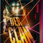 Texte: Pascal Engman, Thriller, Der Clan, Die Straße. Dunkle Straße bei Nacht mit hellen Scheinwerfern und Lichtstrahlen.
