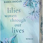 „lilies woven through our lives“ ist ein Buchtitel, umrahmt von blauen Lilien auf einem pastellblauen Hintergrund.