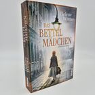 „Das Bettelmädchen“ von Helene Winter zeigt ein Mädchen in einer Altstadt unter einer Straßenlaterne.