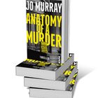 Stapel Bücher mit dem Titel "ANATOMY OF A MURDER" von Jo Murray. Gelbe Schrift, Bild eines leeren Sessels im Hintergrund.