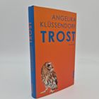 Text: "Angelika Klüssendorf TROST Roman". Ein orangefarbenes Buchcover mit einer Eule unten. Verlag: "Piper".