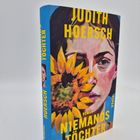 "JUDITH HOERSCH, NIEMANDS TÖCHTER, ROMAN" auf farbenfroher Cover-Illustration mit Frau und Sonnenblume.