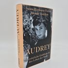 Buchtitel: "AUDREY: Persönliche Einblicke in das Leben der Ikone" von Sean Hepburn Ferrer und Wendy Holden. Schwarz-weißes Porträt auf dem Cover.