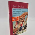 Joël Dicker, Der äußerst katastrophale Ausflug in den Zoo. Illustration mit Tieren, Frau und „SPIEGEL Bestseller Autor“ Hinweis.