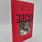 Roter Buchumschlag: "Anthony Passeron - JACKY - Roman". Zentrales Foto von zwei Personen im Freien.