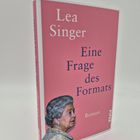 Lea Singer, Eine Frage des Formats, Roman, PIPER. Ein Bucheinband in Rosa mit einem älteren Frauengesicht unten.