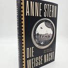 Buchtitel: "DIE WEISSE NACHT" von Anne Stern. Schwarzer Hintergrund mit einem runden, sepiafarbenen Bild darin.