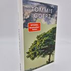 Buchtitel: "Der Baum". Autor: Tommie Goerz. Sticker: "SPIEGEL Bestseller-Autor". Cover mit Baum und Wolken.