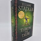 Historische Romane im Mittelalter, akribisch recherchiert. Drei Buchcover mit mittelalterlichen Symbolen und Mustern.