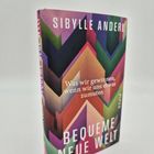 Auf dem Buchcover steht: "SIBYLLE ANDERL", "Was wir gewinnen, wenn wir uns etwas zumuten", "BEQUEME NEUE WELT". Farbiges, geometrisches Design.