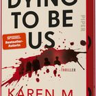 Titel: "Dying to Be Us". Autorin: Karen M. McManus. Thriller. Silhouetten und Blutflecken, roter Buchtitel.