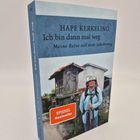 „Hape Kerkeling: Ich bin dann mal weg - Meine Reise auf dem Jakobsweg.“ Darunter „SPIEGEL Bestseller“. Ein Mann wandert.