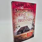 Titel: "Susanne Mischke - Deine Welt wird brennen". Darunter ein Bild einer Scheune in einer Feldlandschaft bei Sonnenuntergang.