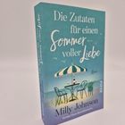 Titel: "Die Zutaten für einen Sommer voller Liebe". Autor: Milly Johnson. Illustration: Tisch mit Stühlen unter Sonnenschirm.
