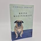 Auf einem Buchcover steht: "Camilla Barnes: Keine Kleinigkeit". Darunter ist ein Mops auf hellgrünem Hintergrund gemalt.