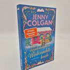 Buchtitel: "Das verschwundene Weihnachtsbuch". Autorin: Jenny Colgan. Bunte, weihnachtliche Illustration mit verschneitem Haus.
