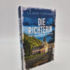 „Die Richterin und die Tote im Kloster“ von Liliane Fontaine. Cover zeigt ein Kloster vor einem bewölkten Himmel.