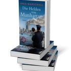 Buchtitel: "Die Helden von Manhattan" von Anja Marschall. Ein Polizist mit Kind blickt auf die rauchenden Türme von Manhattan.