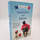"Seefahrt mit Huhn" Buchcover in Blau mit einem Mann in roter Jacke und einem Huhn am Strand.