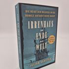 "Irrenhaus am Ende der Welt" von Julian Sancton. Illustration eines Schiffes in einer eisigen Landschaft.