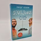 Titel: "Segeljungs". Untertitel: "Zwei Freunde, drei Ozeane und null Ahnung." Abgebildet sind zwei Männer und ein Segelboot.