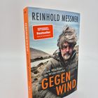 „SPIGEL Bestseller“, „Vom Wachsen an Widerständen“, „GEGENWIND“, „REINHOLD MESSNER“. Mann in Outdoor-Kleidung vor Landschaft.