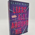 Auf lila Grund stehen die Worte "LIARS ALL AROUND ME". Darüber steht "Clara Blais". Text ist von Schnüren und Büroklammern umgeben.