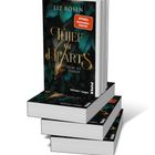 "Thief of Hearts: Liebe ist Verrat" von Liz Rosen. "SPIEGEL-Bestseller-Autorin". Stapel Bücher mit dunklem Blattdesign.
