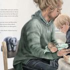 Ein Mann in grünem Hoodie hält ein Baby, ein Kind sitzt daneben. Ein blauer Elefant auf einem Stuhl. Vater küsst das Kind.