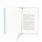 Buchseite mit "Tag 5", und fettgedruckt: "VIER ZIMMER". Der Text beschreibt einen Raum, Möbel und Tapeten. Ein Lesezeichen liegt dazwischen.