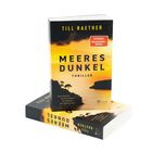 Das Buchcover zeigt „MeerES DUNKEL“ von Till Raether. Im Hintergrund ein Sonnenuntergang über dem Meer.