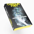 Auf einer schrägen Buchoberfläche steht "CAROLIN FREY - DAS KRÄHENZIMMER". Eine dunkle, sturmartige Illustration.