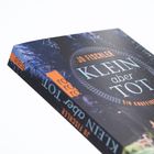 Buchtitel "KLEIN aber TOT" von Jo Fischler auf einem Waldhintergrund mit orangefarbenen und weißen Akzenten.