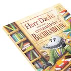 Titel: "Herr Dachs und seine erstaunliche Buchhandlung". Illustration zeigt einen Dachs in einer Buchhandlung mit vielen bunten Büchern.