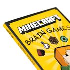 „Minecraft Brain Games“ in fetter Schrift auf gelbem Hintergrund mit pixelartartigen Objekten, wie ein Kopf und Blöcke.