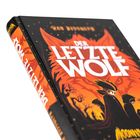 „Der Letzte Wolf“ steht in großen weißen Buchstaben. Illustration: Zwei Figuren vor einem großen, roten Wolfskopf.