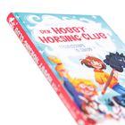 Text: "Der Hobby-Horsing-Club: Freundschaft im Galopp". Illustration mit Kindern und Steckenpferd, fröhliche Szene in Pastellfarben.