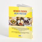 "Weniger Zucker, mehr Protein!" steht oben. Darunter vier Essensfotos, gelber Hintergrund und seitlich "zuckerfrei high protein".