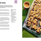 Streuselkuchen mit Beeren. Rezept und Zutaten auf der linken Seite, rechte Seite zeigt geschnittenen Kuchen und eine Tasse.