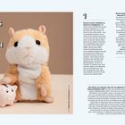 ACHTSAMKEIT FÜR JEDEN TAG. ANDERS ÜBER GELD DENKEN. Stofftier-Hamster neben rosa Sparschwein, Textpassagen erläutern ein gesundes Verhältnis zu Geld.