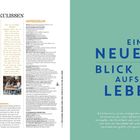 Links: "Hinter den Kulissen", "Kunstgenuss". Rechts: "Ein neuer Blick aufs Leben". Oben Impressum, viele Namen. Farben: Türkis, Blau.
