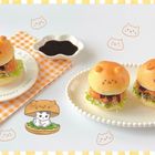 Auf den Tellern steht "FAST", "TOAST", "COFFEE", "FRUIT", "SALAD". Drei Burger mit Katzengesichtern und Ohren als Brötchen.###
